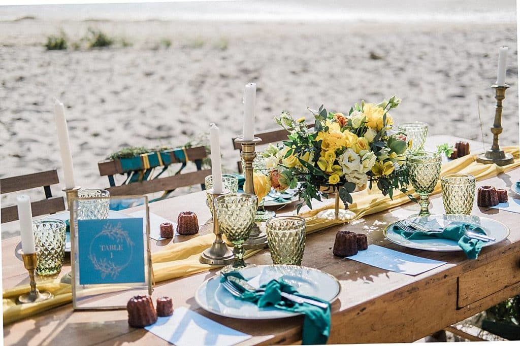 mariage sur le thème moutarde et émeraude a la villa la Tosca sur une table bien décoré par le grenier de mon coeur photos prise par pixaile photography photographe de mariage en gironde