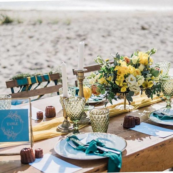 mariage sur le thème moutarde et émeraude a la villa la Tosca sur une table bien décoré par le grenier de mon coeur photos prise par pixaile photography photographe de mariage en gironde