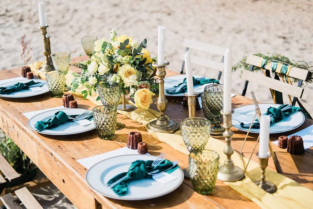 mariage sur le thème moutarde et émeraude a la villa la Tosca sur une table bien décoré par le grenier de mon coeur photos prise par pixaile photography photographe de mariage en gironde