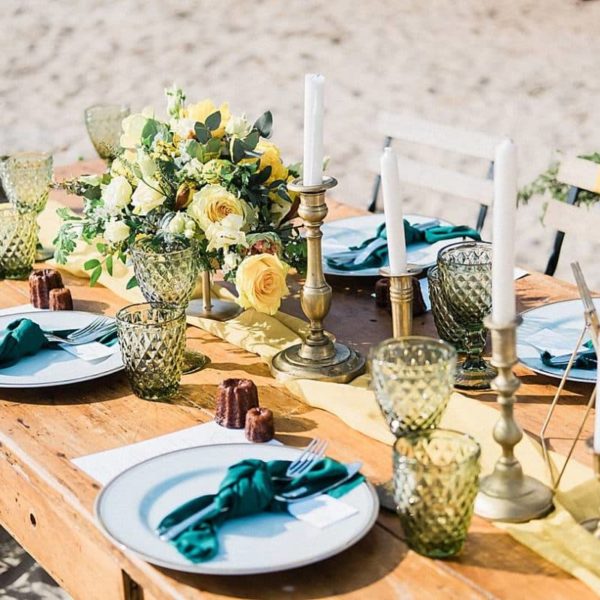 mariage sur le thème moutarde et émeraude a la villa la Tosca sur une table bien décoré par le grenier de mon coeur photos prise par pixaile photography photographe de mariage en gironde