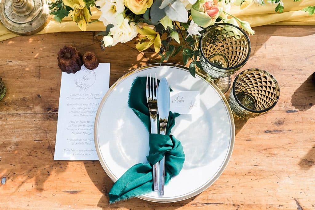 mariage sur le thème moutarde et émeraude a la villa la Tosca sur une table bien décoré par le grenier de mon coeur photos prise par pixaile photography photographe de mariage en gironde