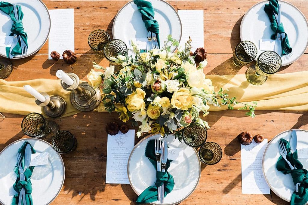 mariage sur le thème moutarde et émeraude a la villa la Tosca sur une table bien décoré par le grenier de mon coeur photos prise par pixaile photography photographe de mariage en gironde