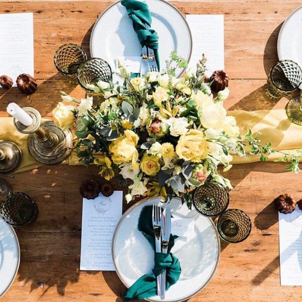 mariage sur le thème moutarde et émeraude a la villa la Tosca sur une table bien décoré par le grenier de mon coeur photos prise par pixaile photography photographe de mariage en gironde