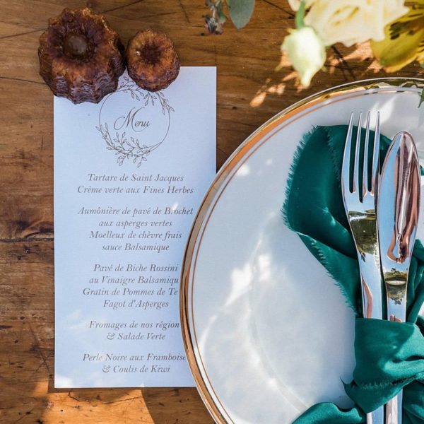 mariage sur le thème moutarde et émeraude a la villa la Tosca sur une table bien décoré par le grenier de mon coeur photos prise par pixaile photography photographe de mariage en gironde