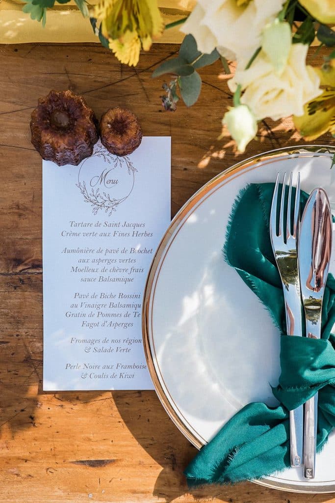 mariage sur le thème moutarde et émeraude a la villa la Tosca sur une table bien décoré par le grenier de mon coeur photos prise par pixaile photography photographe de mariage en gironde