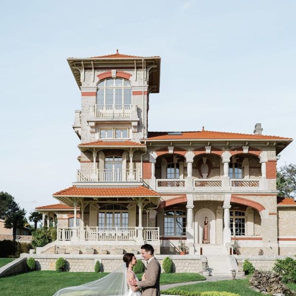 mariage a la villa la Tosca sur le bassin d'arcachon a Taussat lors d'une séance couple devant la villa par pixaile photography photographe professionnel de mariage en gironde