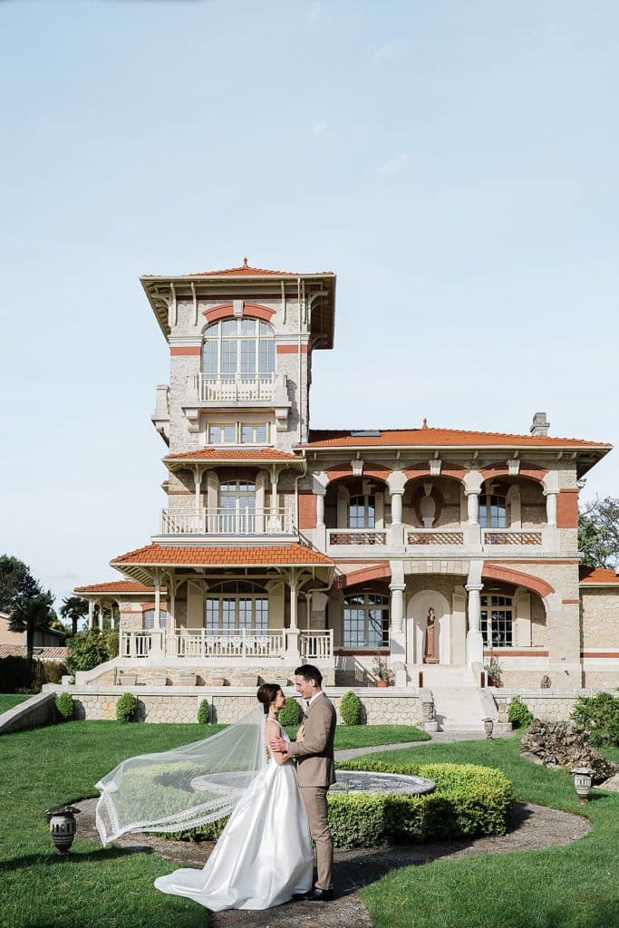 mariage a la villa la Tosca sur le bassin d'arcachon a Taussat lors d'une séance couple devant la villa par pixaile photography photographe professionnel de mariage en gironde