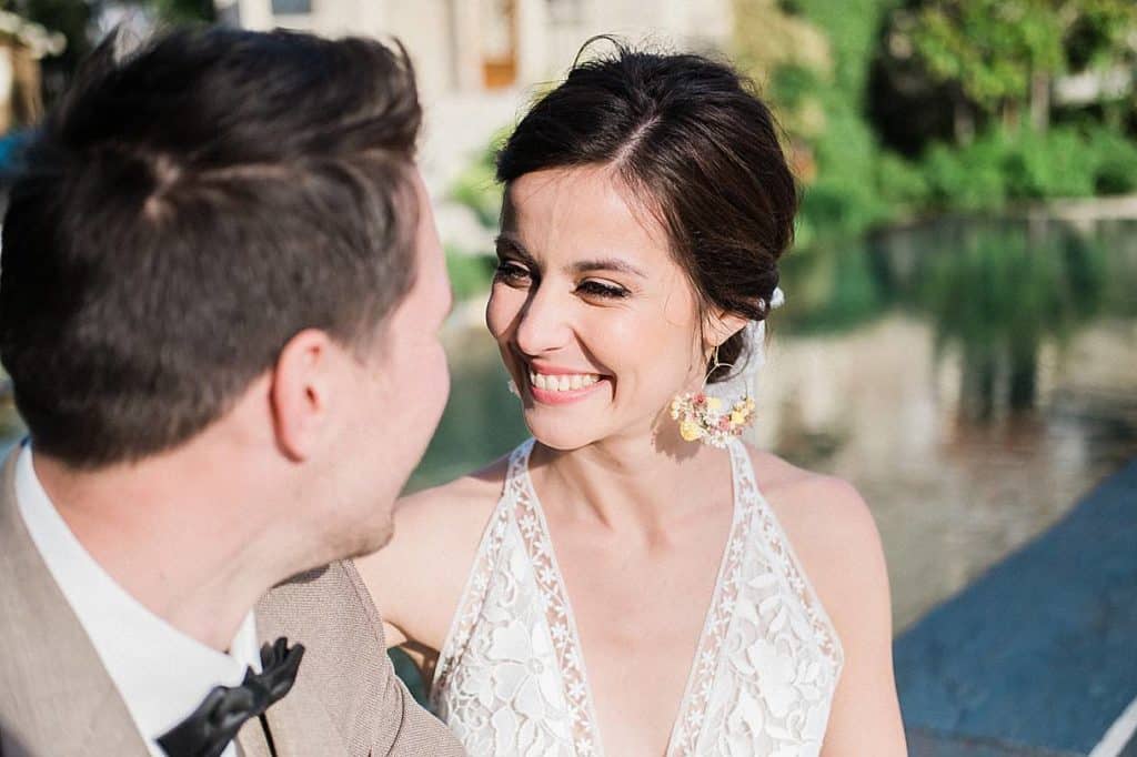 mariage a la villa la Tosca sur le bassin d'arcachon a Taussat lors d'une séance couple au bord de la piscine et des palmiers par pixaile photography photographe professionnel de mariage en gironde