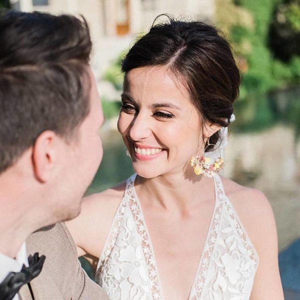 mariage a la villa la Tosca sur le bassin d'arcachon a Taussat lors d'une séance couple au bord de la piscine et des palmiers par pixaile photography photographe professionnel de mariage en gironde