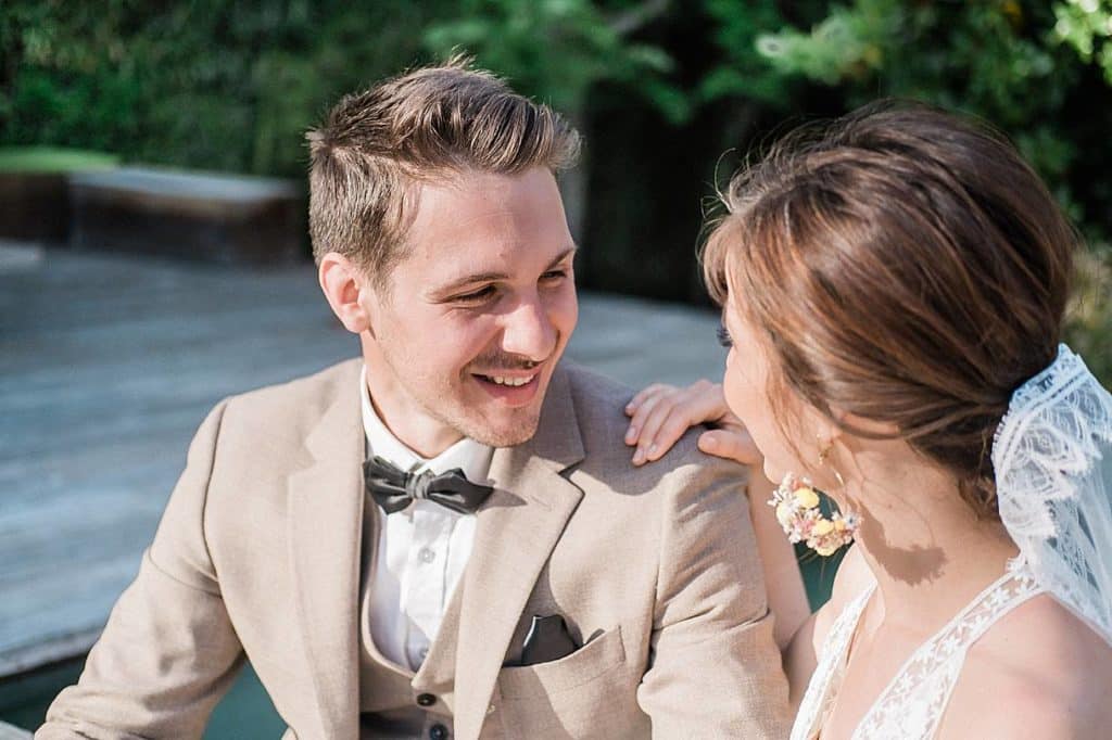 mariage a la villa la Tosca sur le bassin d'arcachon a Taussat lors d'une séance couple au bord de la piscine et des palmiers par pixaile photography photographe de mariage en gironde