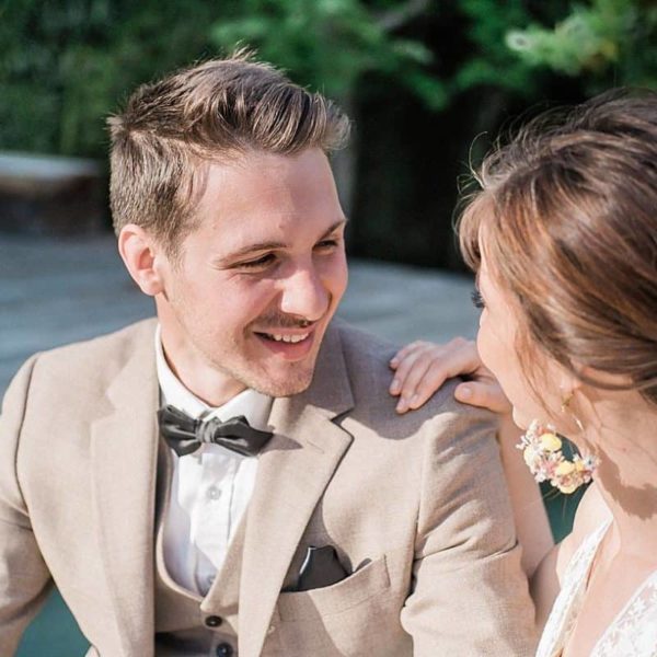 mariage a la villa la Tosca sur le bassin d'arcachon a Taussat lors d'une séance couple au bord de la piscine et des palmiers par pixaile photography photographe de mariage en gironde