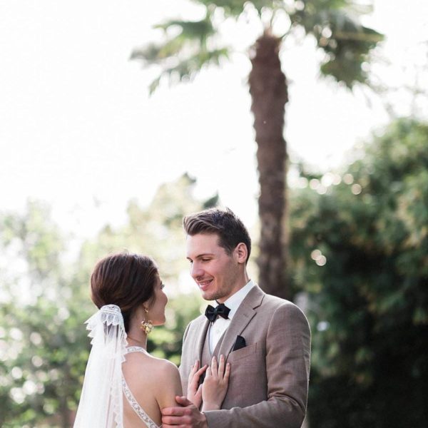 mariage a la villa la Tosca sur le bassin d'arcachon a Taussat lors d'une séance couple au bord de la piscine et des palmiers par pixaile photography photographe de mariage en gironde