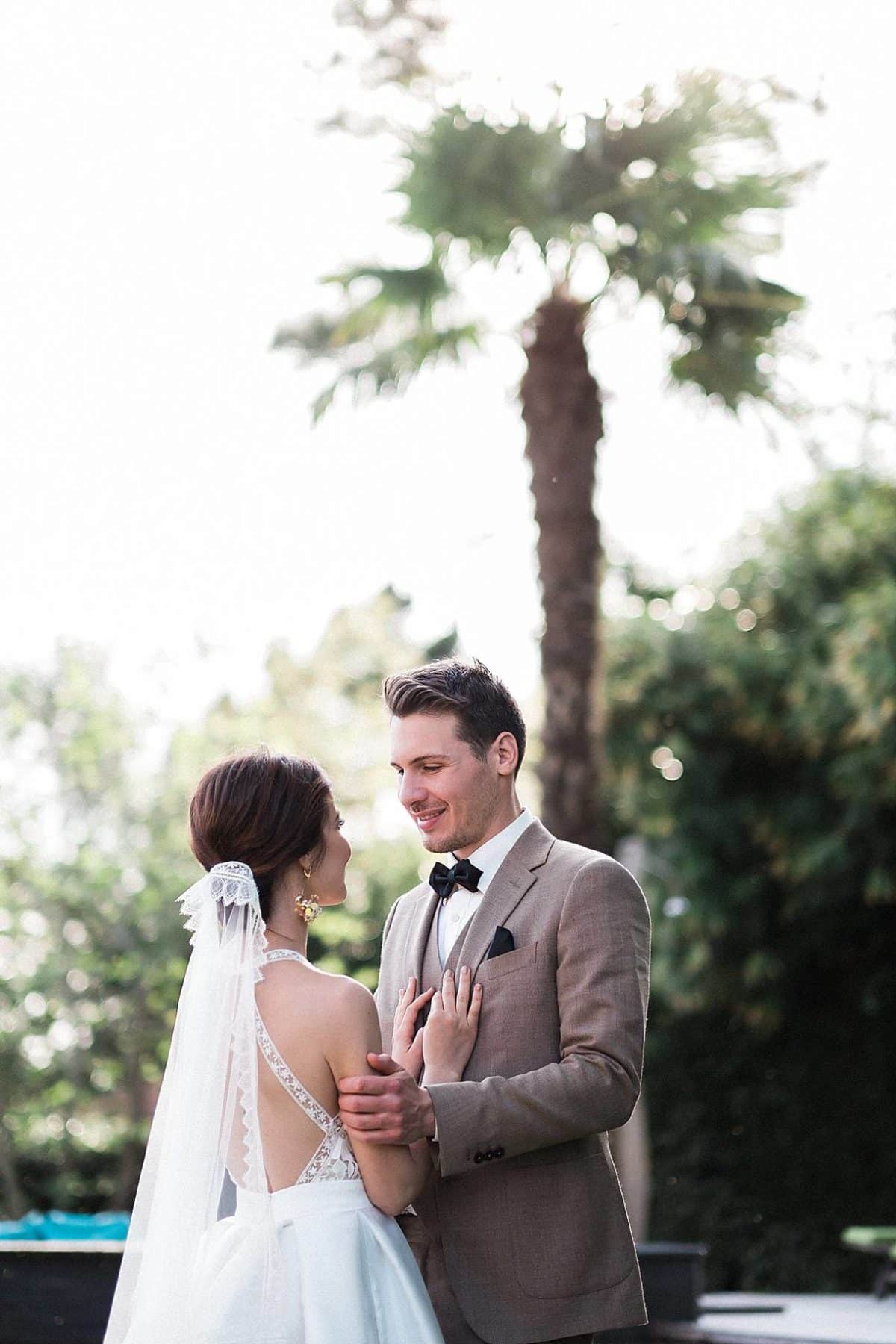 mariage a la villa la Tosca sur le bassin d'arcachon a Taussat lors d'une séance couple au bord de la piscine et des palmiers par pixaile photography photographe de mariage en gironde