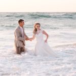 after wedding en gironde avec un trash the dress dans l'ocean proche de la teste de buch sur le bassin d’Arcachon avec pixaile photography photographe de mariage professionnel de mariage en gironde