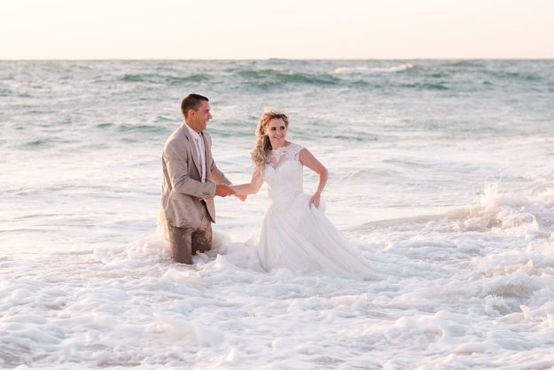 after wedding en gironde avec un trash the dress dans l'ocean proche de la teste de buch sur le bassin d’Arcachon avec pixaile photography photographe de mariage professionnel de mariage en gironde