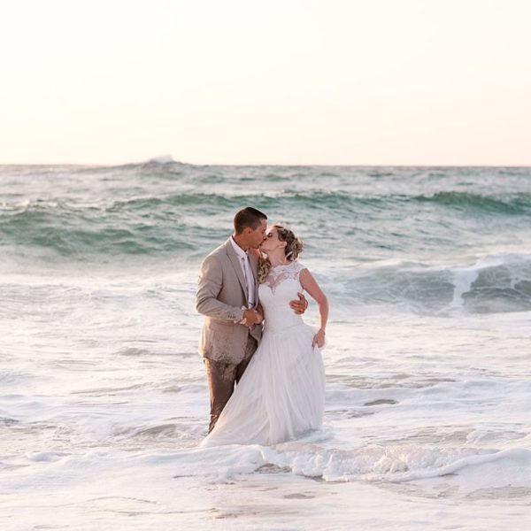 after wedding en gironde avec un trash the dress dans l'ocean proche de la teste de buch sur le bassin d’Arcachon avec pixaile photography photographe de mariage professionnel de mariage en gironde