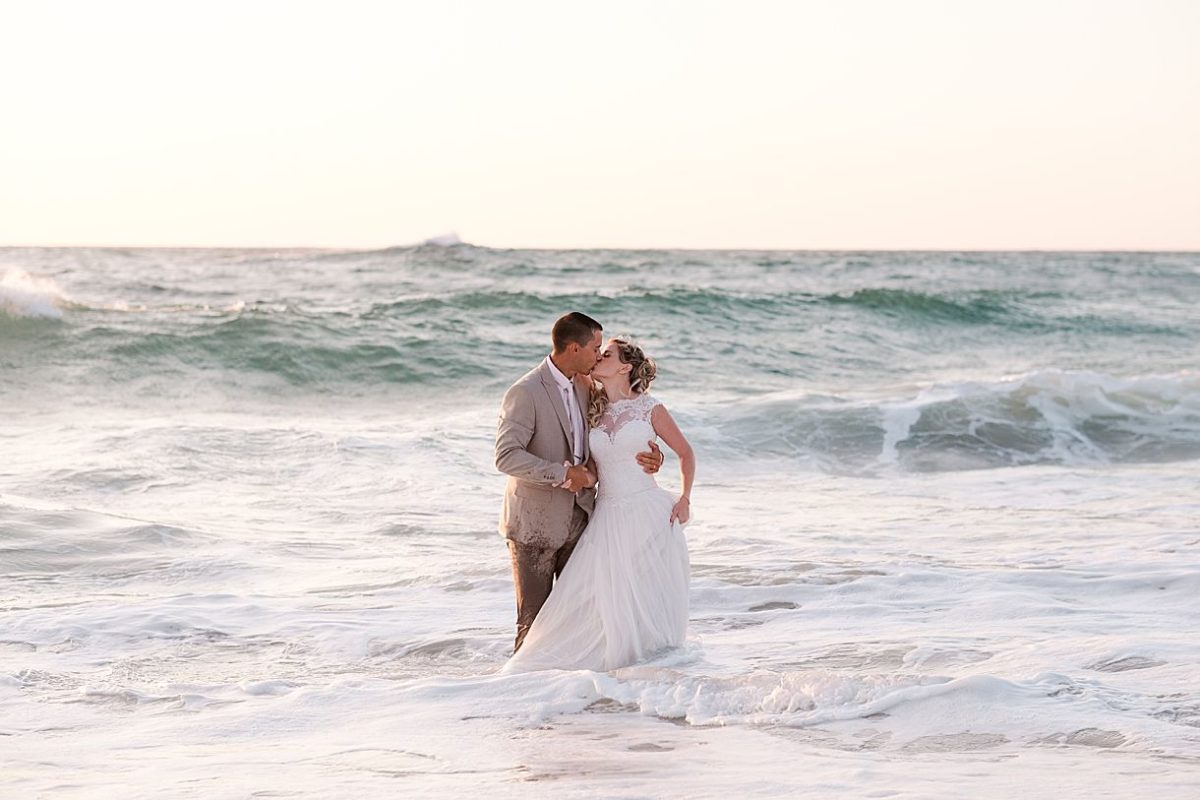 after wedding en gironde avec un trash the dress dans l'ocean proche de la teste de buch sur le bassin d’Arcachon avec pixaile photography photographe de mariage professionnel de mariage en gironde