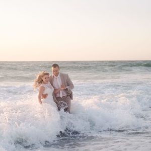 after wedding en gironde avec un trash the dress dans l'ocean proche de la teste de buch sur le bassin d’Arcachon avec pixaile photography photographe de mariage professionnel de mariage en gironde