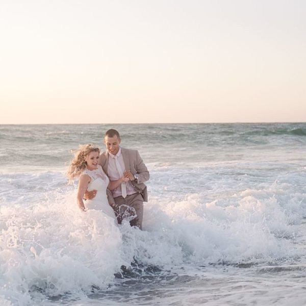 after wedding en gironde avec un trash the dress dans l'ocean proche de la teste de buch sur le bassin d’Arcachon avec pixaile photography photographe de mariage professionnel de mariage en gironde