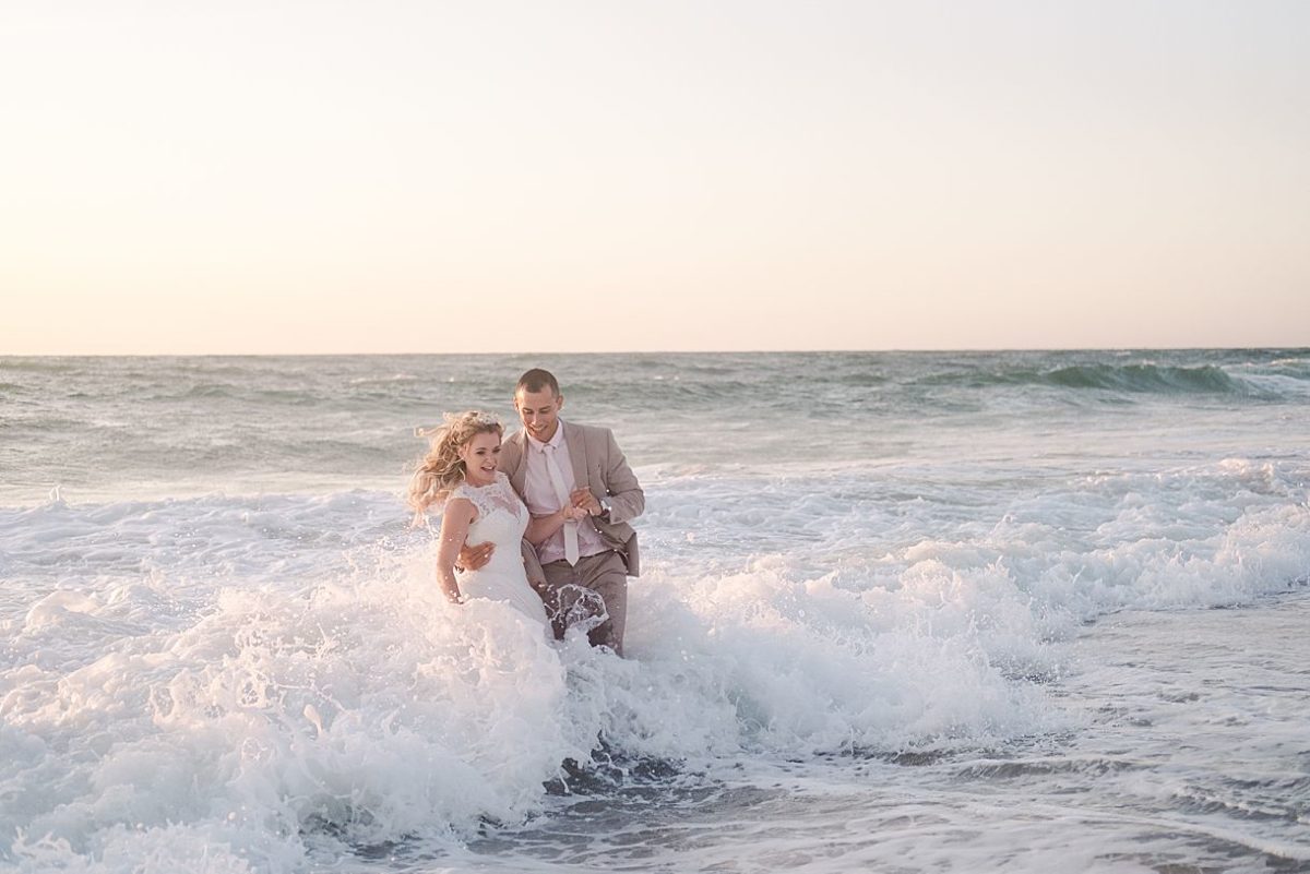 after wedding en gironde avec un trash the dress dans l'ocean proche de la teste de buch sur le bassin d’Arcachon avec pixaile photography photographe de mariage professionnel de mariage en gironde