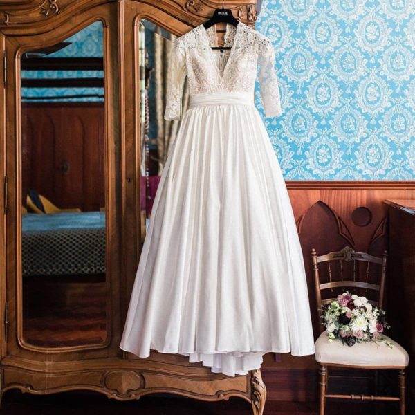 détails de la robe de mariée et de son bouquet de fleurs au chateau de la ligne photos réalisé par pixaile photography photographe de mariage