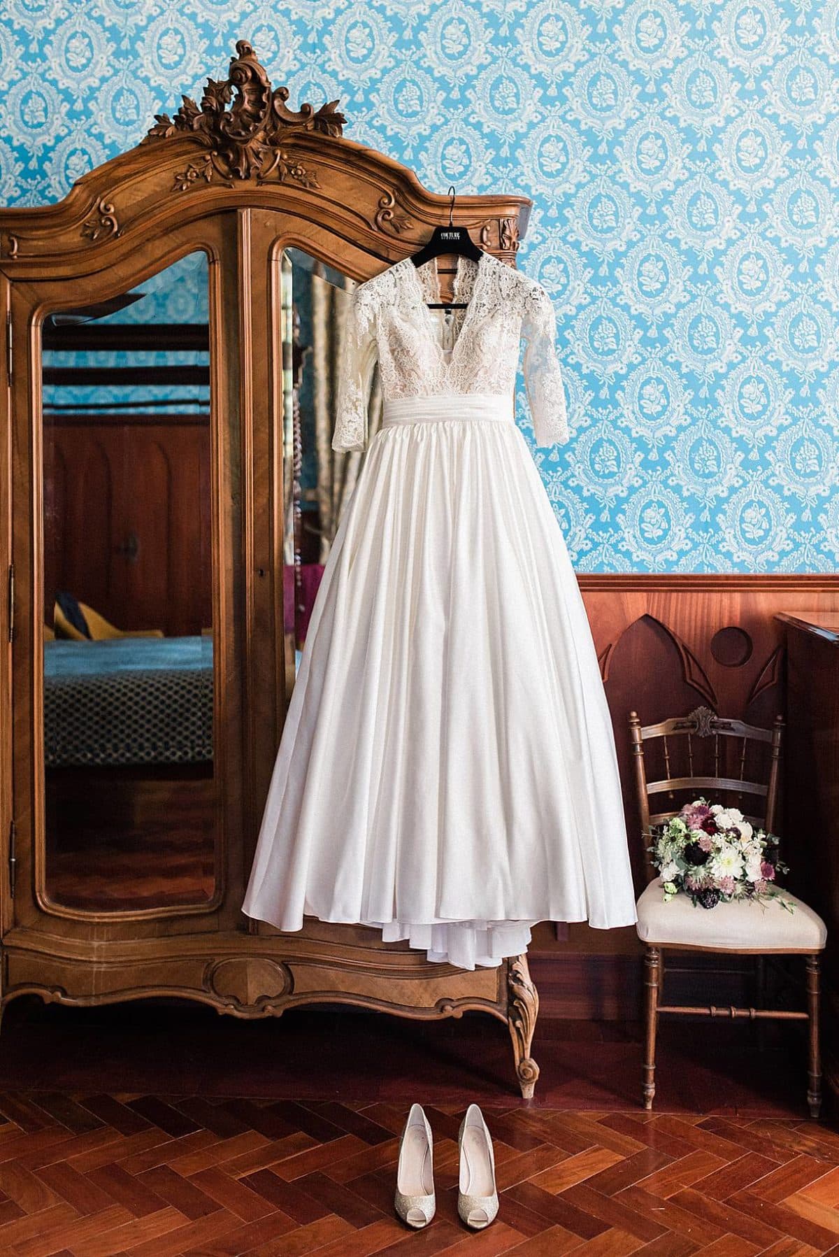 détails de la robe de mariée et de son bouquet de fleurs au chateau de la ligne photos réalisé par pixaile photography photographe de mariage