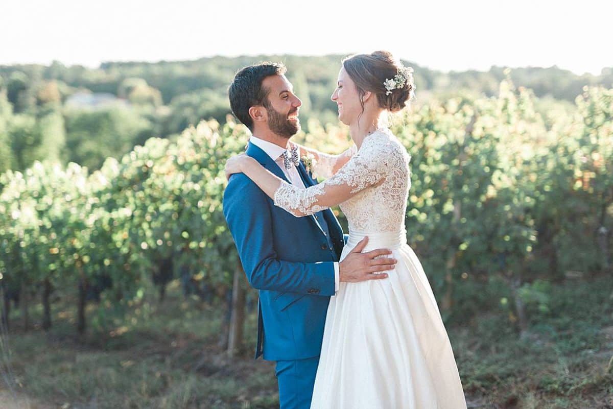 photographe de mariage en gironde lors d'une séance couple au chateau de la ligne par pixaile photography