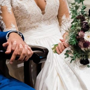 photographe de mariage sur le Bassin d'Arcachon à l'église de la teste de Buch mains dans la mains photos réalisé par pixaile photography