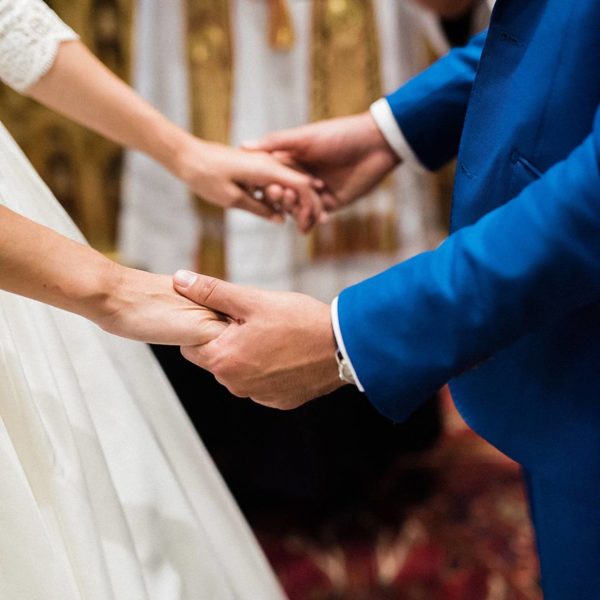 photographe de mariage sur le Bassin d'Arcachon à l'église de la teste de Buch échange alliances par pixaile photography