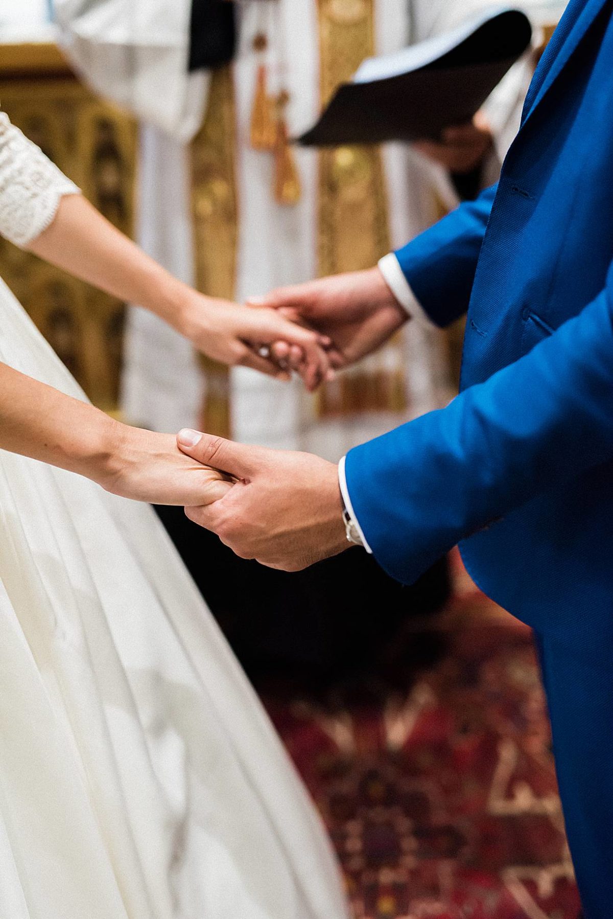 photographe de mariage sur le Bassin d'Arcachon à l'église de la teste de Buch échange alliances par pixaile photography