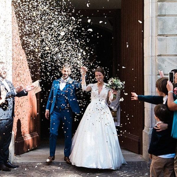 photographe de mariage sur le Bassin d'Arcachon à l'église de la teste de Buch lors de la sortie d'église des mariés photos réalisé par pixaile photography