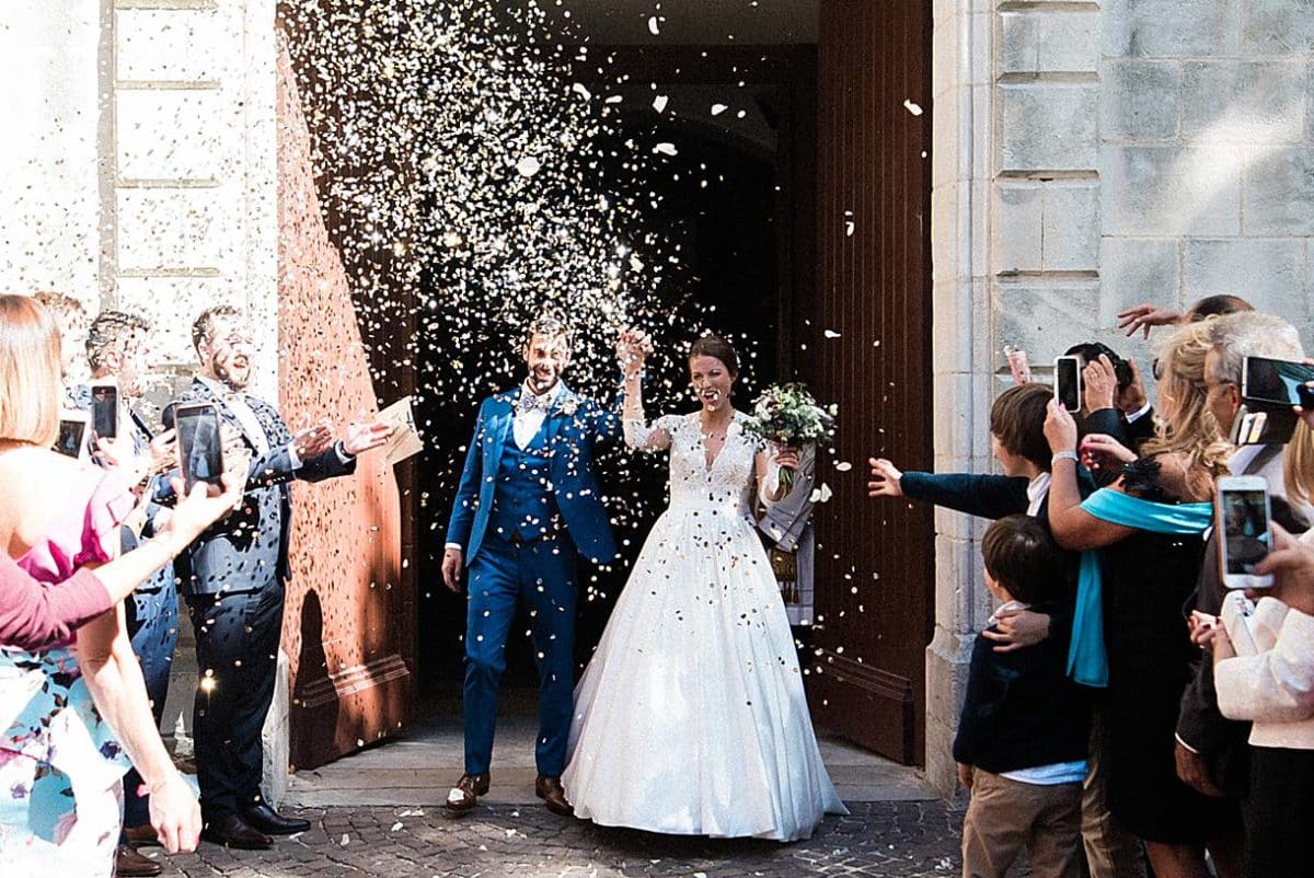 photographe de mariage sur le Bassin d'Arcachon à l'église de la teste de Buch lors de la sortie d'église des mariés photos réalisé par pixaile photography