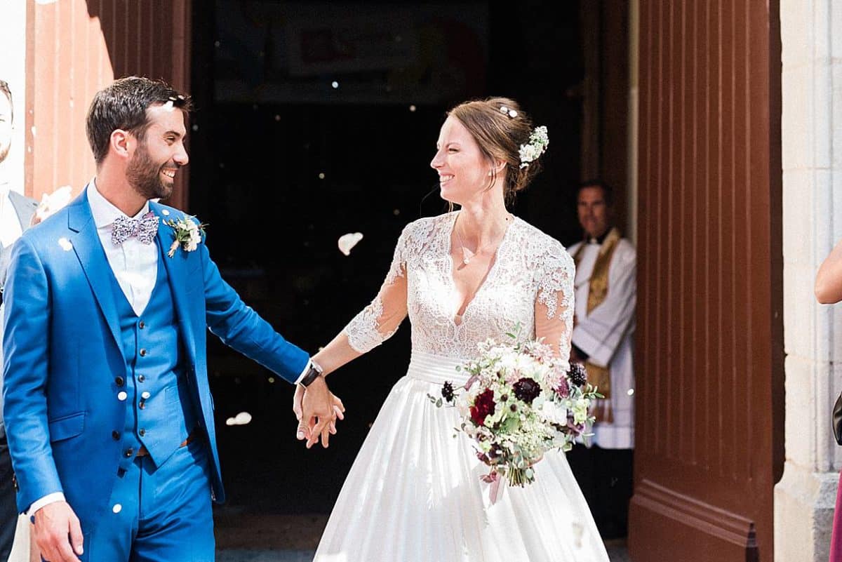 photographe de mariage sur le Bassin d'Arcachon à l'église de la teste de Buch lors de la sortie d'église des mariés photos réalisé par pixaile photography