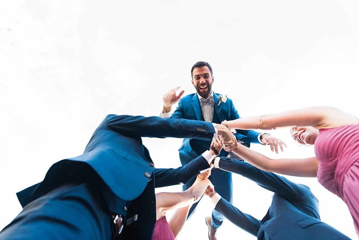 photos de groupe lors d'un mariage au chateau de la ligne à lignan de bordeaux par pixaile photography photographe de mariage professionnel en gironde