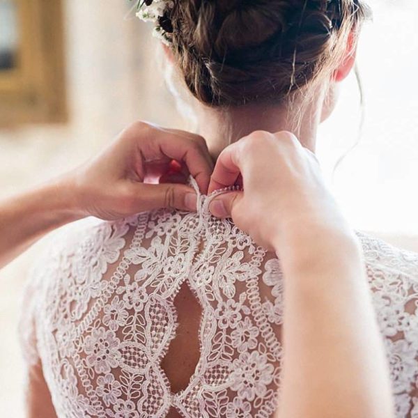 photographe de mariage en gironde pour les préparatifs de la mariée au chateau de la ligne à lignan de Bordeaux par pixaile photography