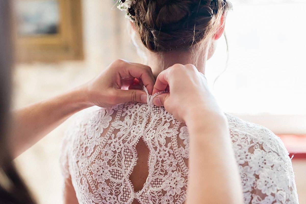 photographe de mariage en gironde pour les préparatifs de la mariée au chateau de la ligne à lignan de Bordeaux par pixaile photography