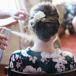 photographe de mariage sur bordeaux détails coiffure avec fleurs de Mars en décoration floral photos par pixaile photography