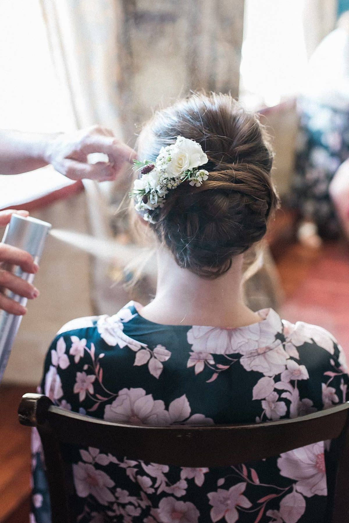 photographe de mariage sur bordeaux détails coiffure avec fleurs de Mars en décoration floral photos par pixaile photography