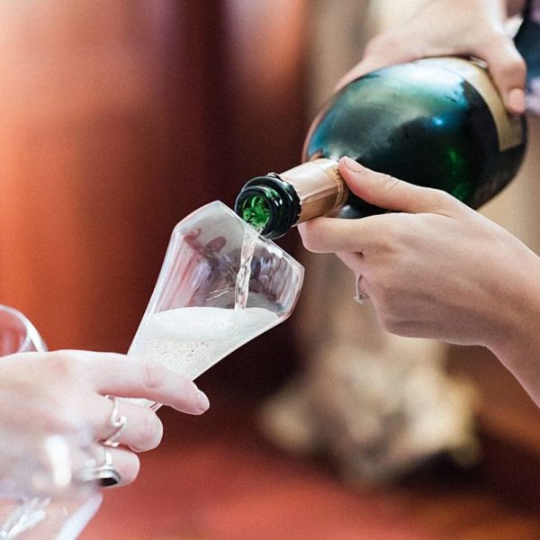 photographe de mariage en gironde pour les préparatifs de la mariée avec une coupe de champagne avec les demoiselles d'honneur au chateau de la ligne à Lignan de Bordeaux par pixaile photography