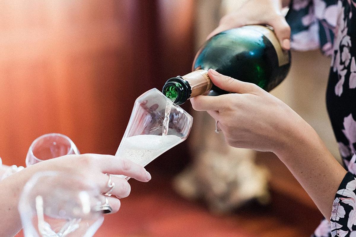 photographe de mariage en gironde pour les préparatifs de la mariée avec une coupe de champagne avec les demoiselles d'honneur au chateau de la ligne à Lignan de Bordeaux par pixaile photography