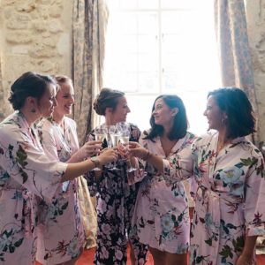 photographe de mariage en gironde pour les préparatifs de la mariée avec une coupe de champagne avec les demoiselles d'honneur au chateau de la ligne à Lignan de Bordeaux par pixaile photography