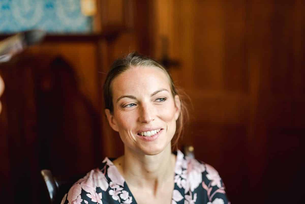 photographe de mariage ur Bordeaux pour les préparatifs de la mariée au chateau de la ligne à lignan de Bordeaux par pixaile photography