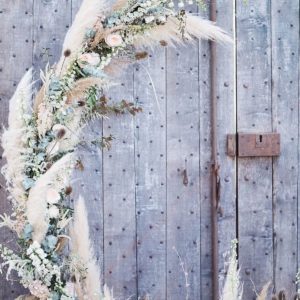 cérémonie laïque en Provence avec une décoration florale sur une arche arrondi par Sophie Matusiak et Virginie D'alessio dirigé par stade Waves wedding planner dans le département du 83