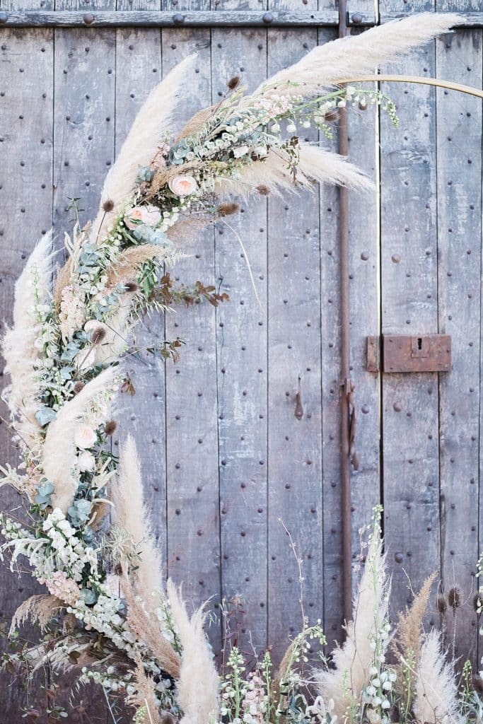 cérémonie laïque en Provence avec une décoration florale sur une arche arrondi par Sophie Matusiak et Virginie D'alessio dirigé par stade Waves wedding planner dans le département du 83