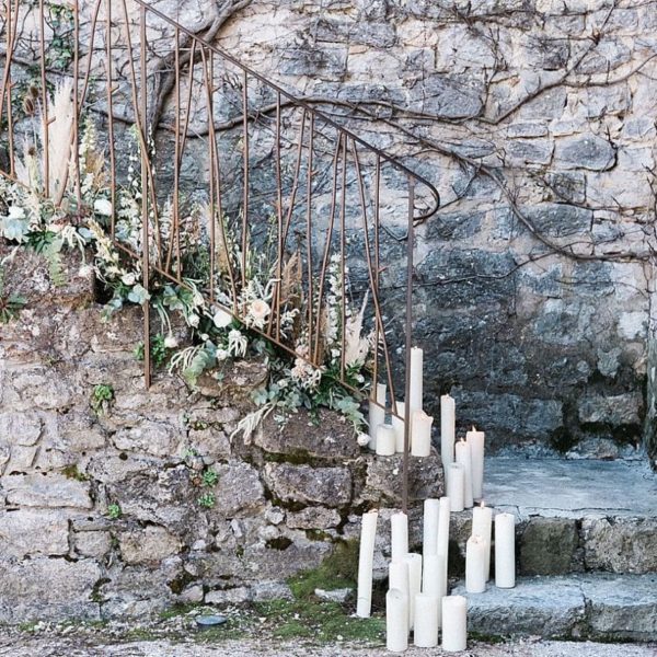 décoration florale réalisé par Shade Waves Wedding planner en Provence proche de Toulon à la commanderie de Peyrassol sur la Côte d'Azur
