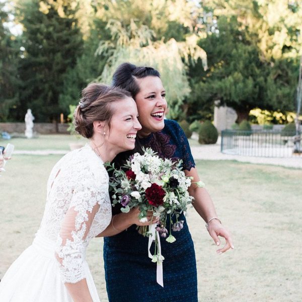 photographe de mariage en gironde avec le bouquet de fleurs de Mars au chateau de la ligne à lignan de Bordeaux