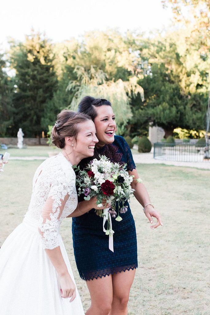 photographe de mariage en gironde avec le bouquet de fleurs de Mars au chateau de la ligne à lignan de Bordeaux