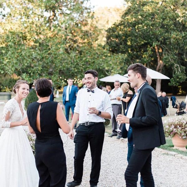 photographe de mariage en gironde lors d'un cocktail avec les maries au château de la ligne à lignan de bordeaux dans le département du 33 par pixaile photography