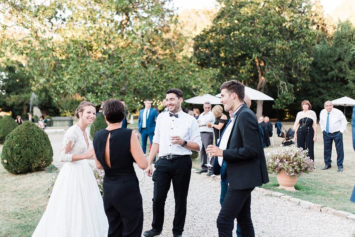 photographe de mariage en gironde lors d'un cocktail avec les maries au château de la ligne à lignan de bordeaux dans le département du 33 par pixaile photography