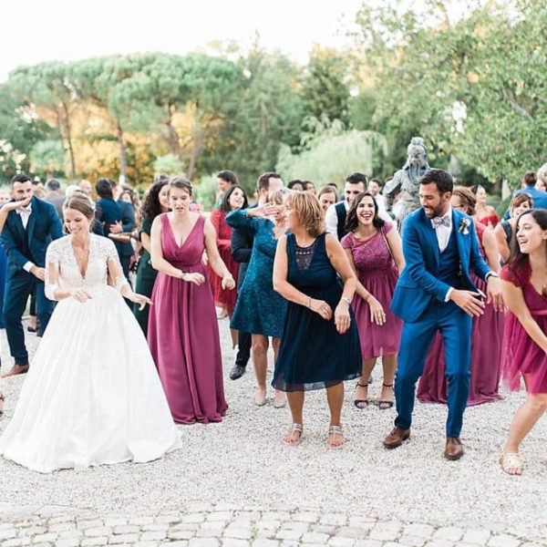 photographe de mariage à bordeaux lors d'un flash mob avec les maries au château de la ligne à lignan de Bordeaux photos réalisé par un photographe professionnel de mariage